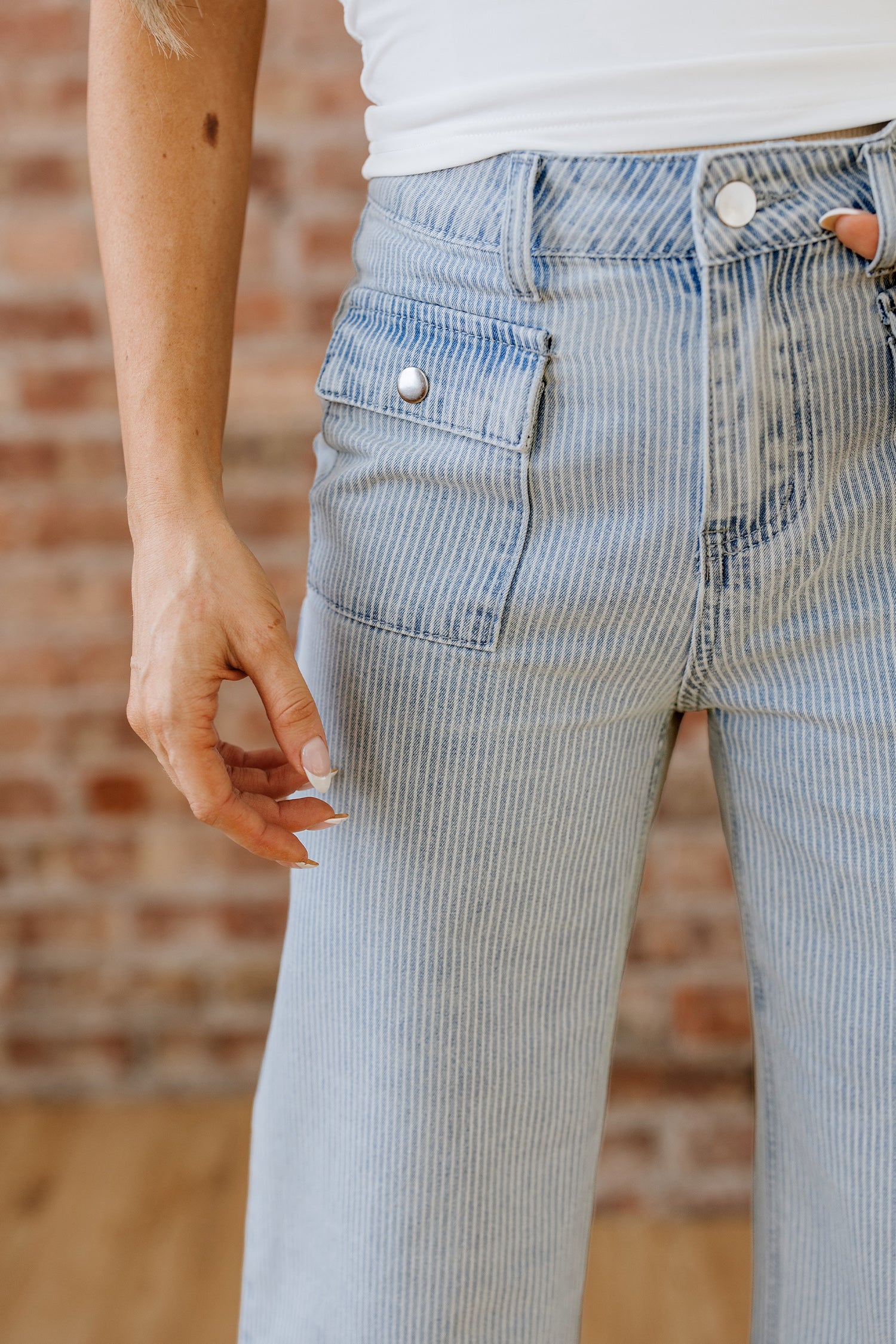 Himmelblå stribede knapklaplomme med manchetter, bred ben-jeans med brede ben