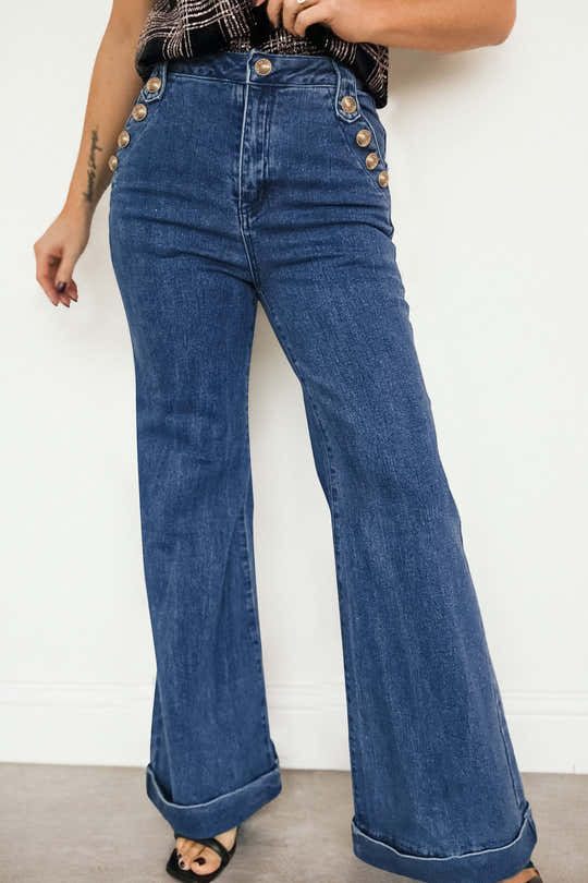 Ashleigh Blue Golden Button Detail Rolled Edge Flare Leg Jeans - Damesmode Afbeelding 1