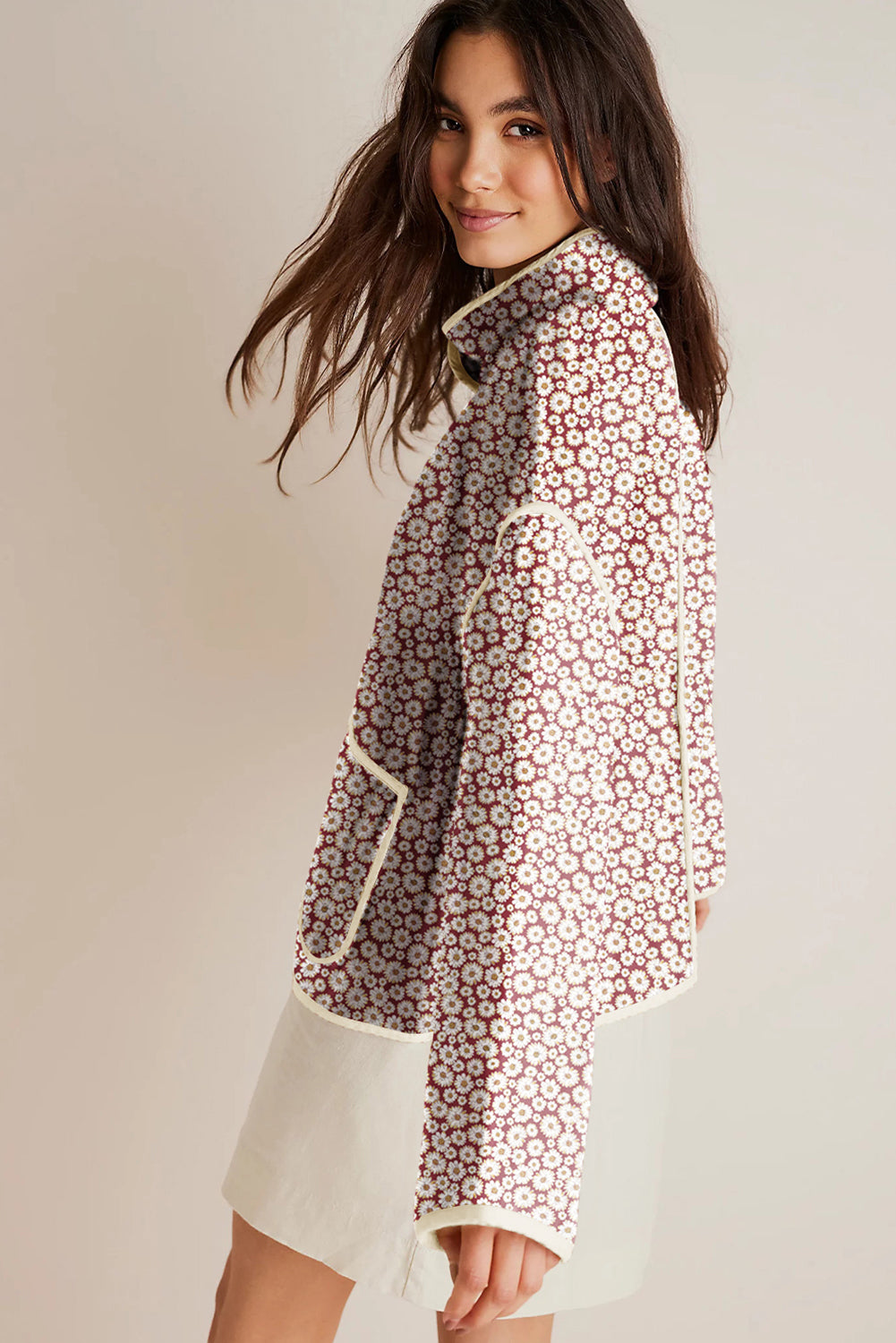 Casaco de gola alta com bolsos com borda contrastante e borda floral cor-de-rosa