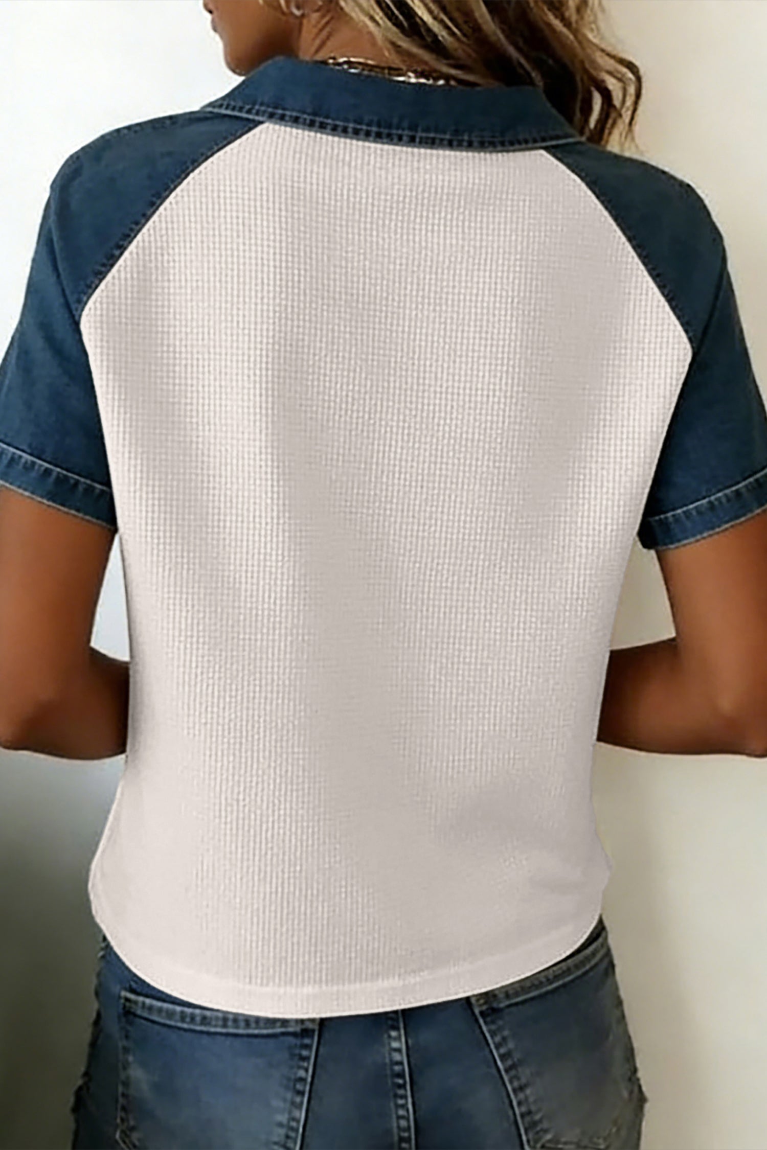 Weiß strukturiertes Denim-Patchwork-T-Shirt mit Polokragen