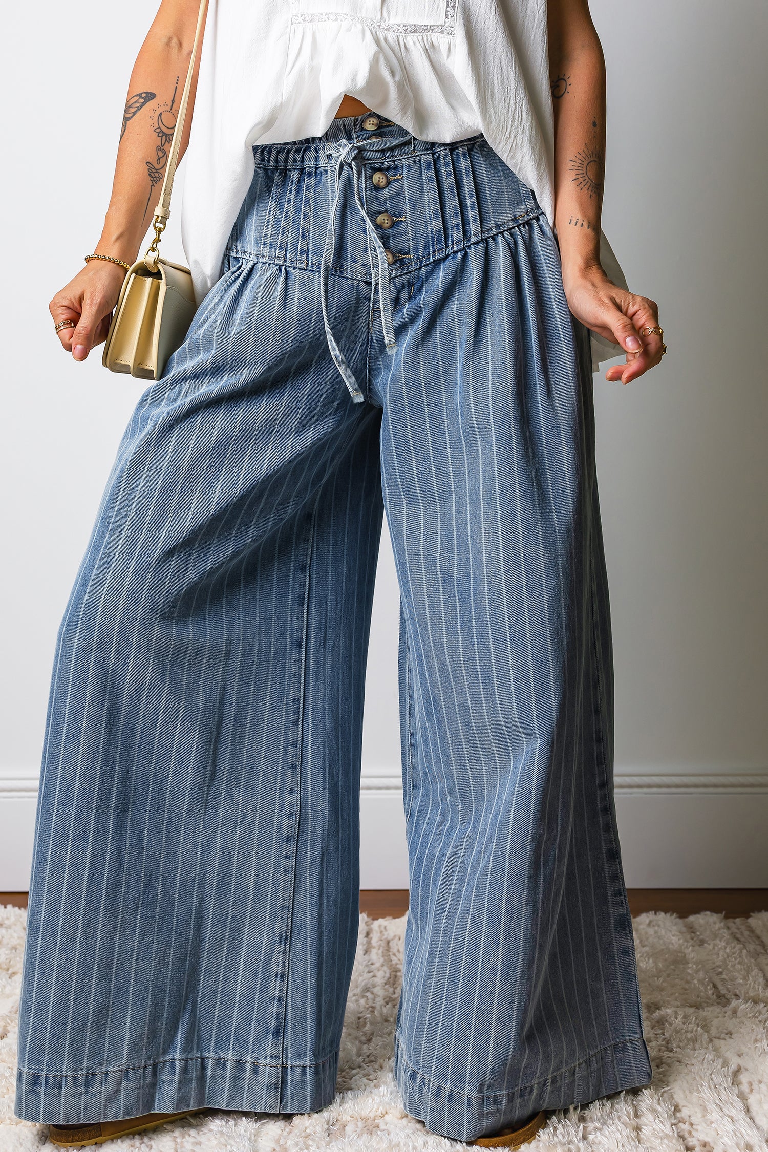 Jeans casual a gamba larga a righe azzurro cielo con bottoni, collaccio a corda piegata