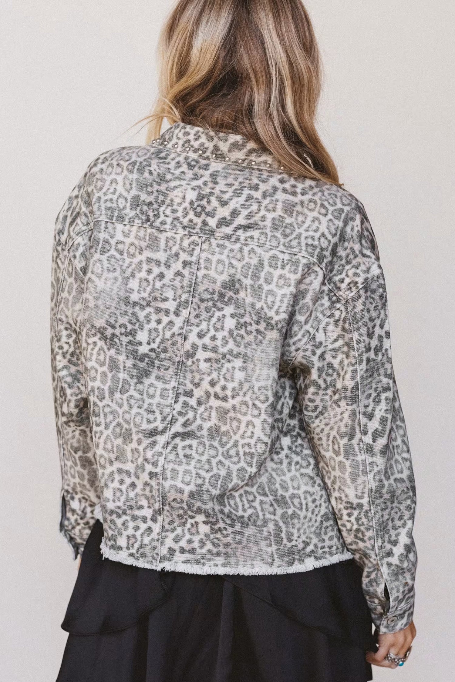 Khaki-Leopardenmuster mit Nietenkragen und Nieten-Denim-Jacke