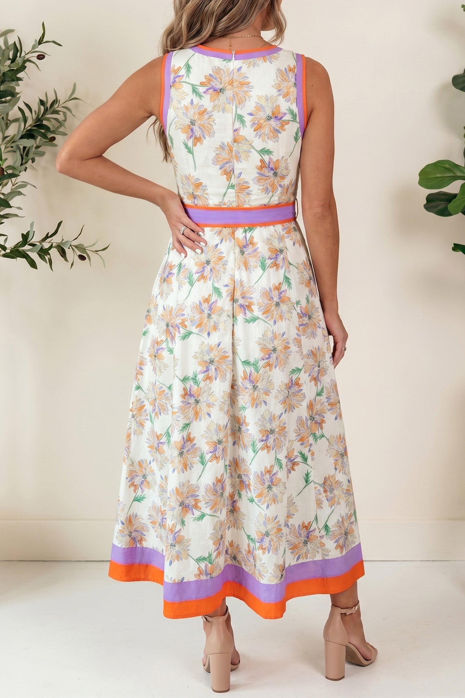 Weißes Floralmuster-Farbblock-Taill-Ärmelloses Maxi-Kleid mit Gürtel