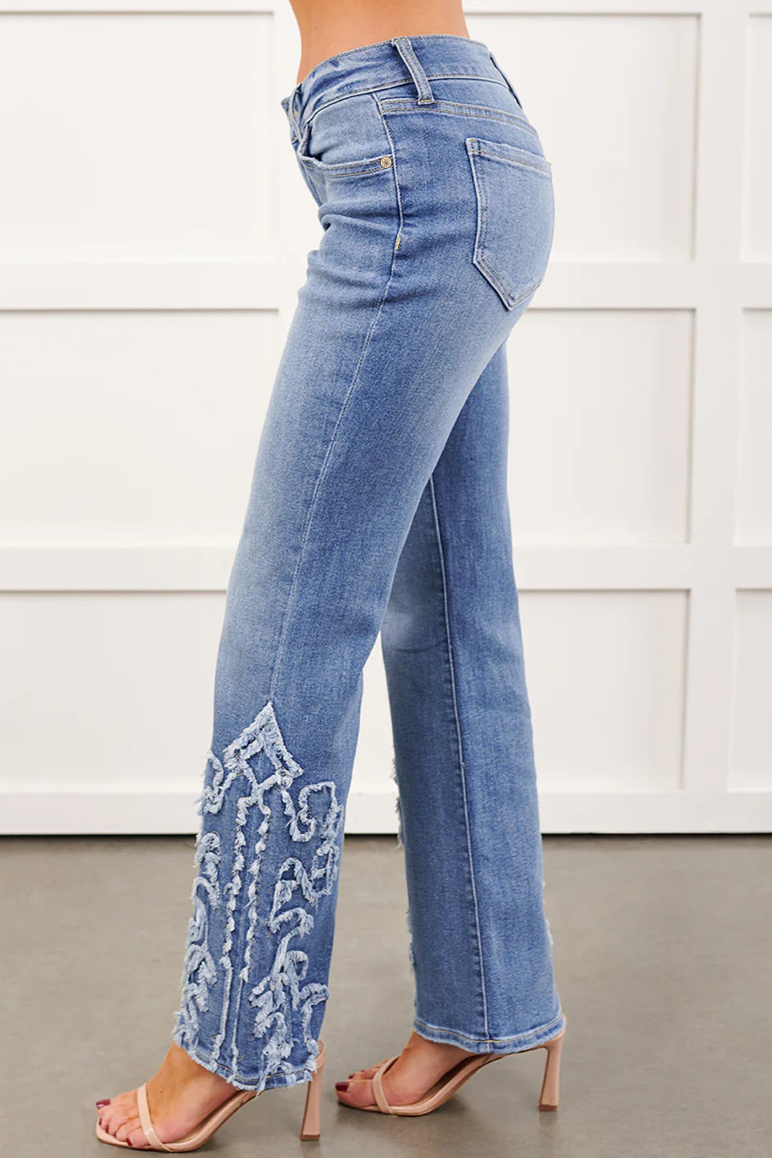 Ashleigh Blue Embroidered Western Print Flare Leg Full Length Jeans - Damesmode Afbeelding 3