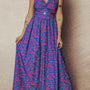Longue robe longue à motif floral bleu à col torsadé en V et dos nu, dos nul,