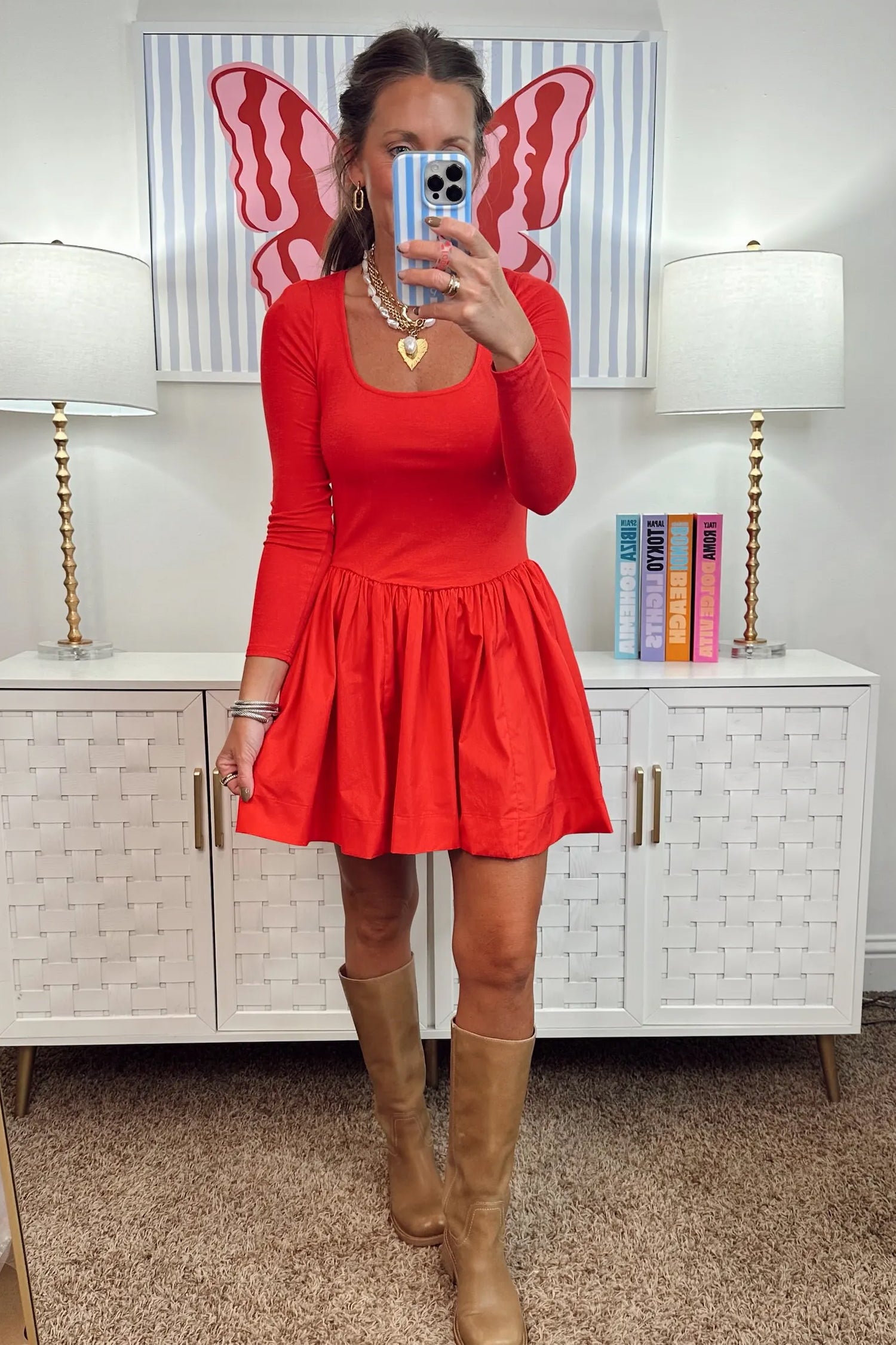 Robe courte à manche longues à col en U rouge flamboyant coupe et évasement
