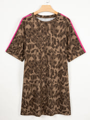 Brown Loose Contrast Striped Accent Leopard T Shirt Mini Dress with Pockets - Damesmode Afbeelding 2 - Miniatuur