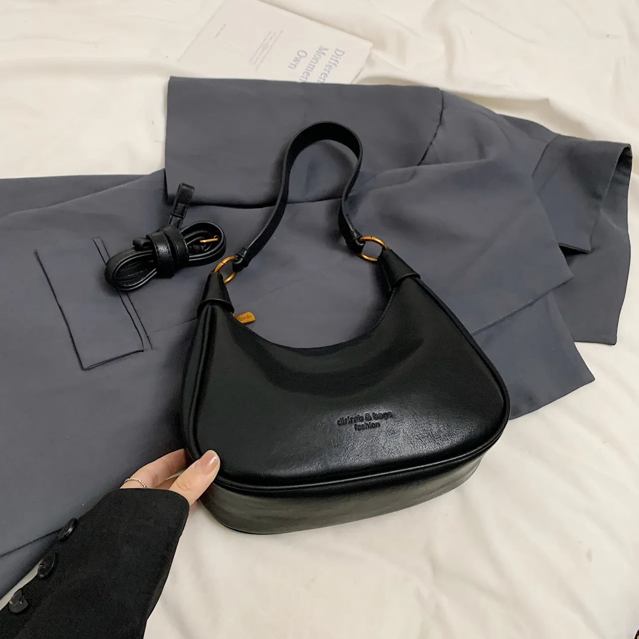Curved Leather Shoulder Bag - Exklusive Damenmode & Kleidung Kollektion | Redblad Deutschland