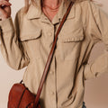 Light French Beige Solid Frilled Flap Pocket Button Up Corduroy Shacket - Foto 5