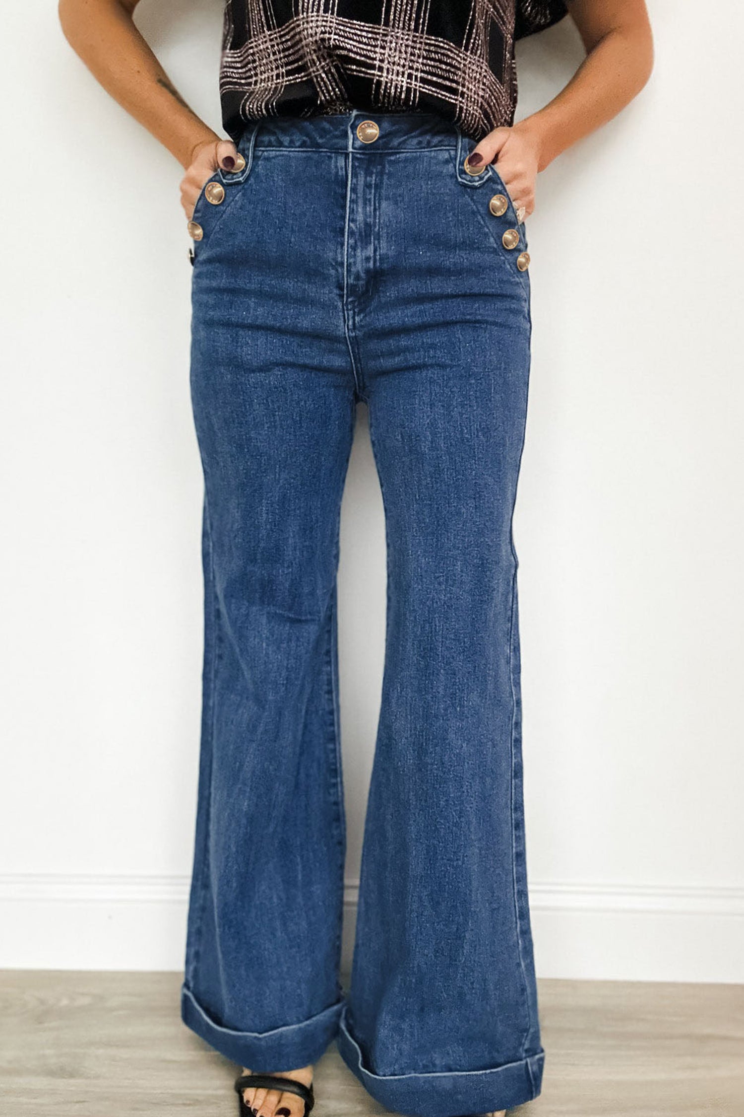 Ashleigh Blue Golden Button Detail Rolled Edge Flare Leg Jeans - Damesmode Afbeelding 3