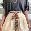 Oatmeal Leopard Contrast Sash Belt Plissiertenshorts mit weiten Beinen - Foto 1