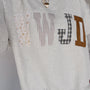 Sweat-shirt à col montant à motif mixte à motifs mixtes brodés avec écusson et col montant