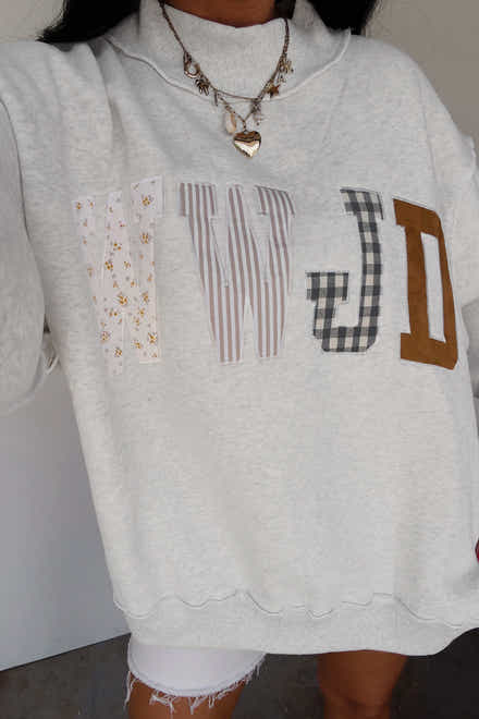 Grauer WWJD Mixed-Pattern-Patch Graphic Mock-Neck-Sweatshirt