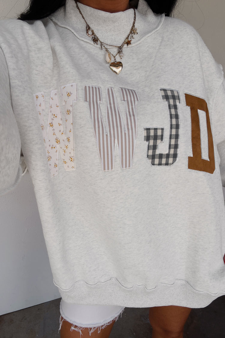 Grauer WWJD Mixed-Pattern-Patch Graphic Mock-Neck-Sweatshirt - Damesmode