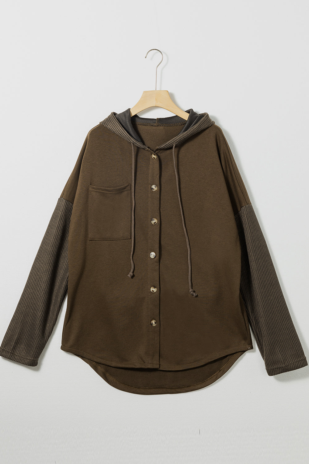 Chemise marron foncé boutonnée, manches contrastantes en maille, veste à capuche