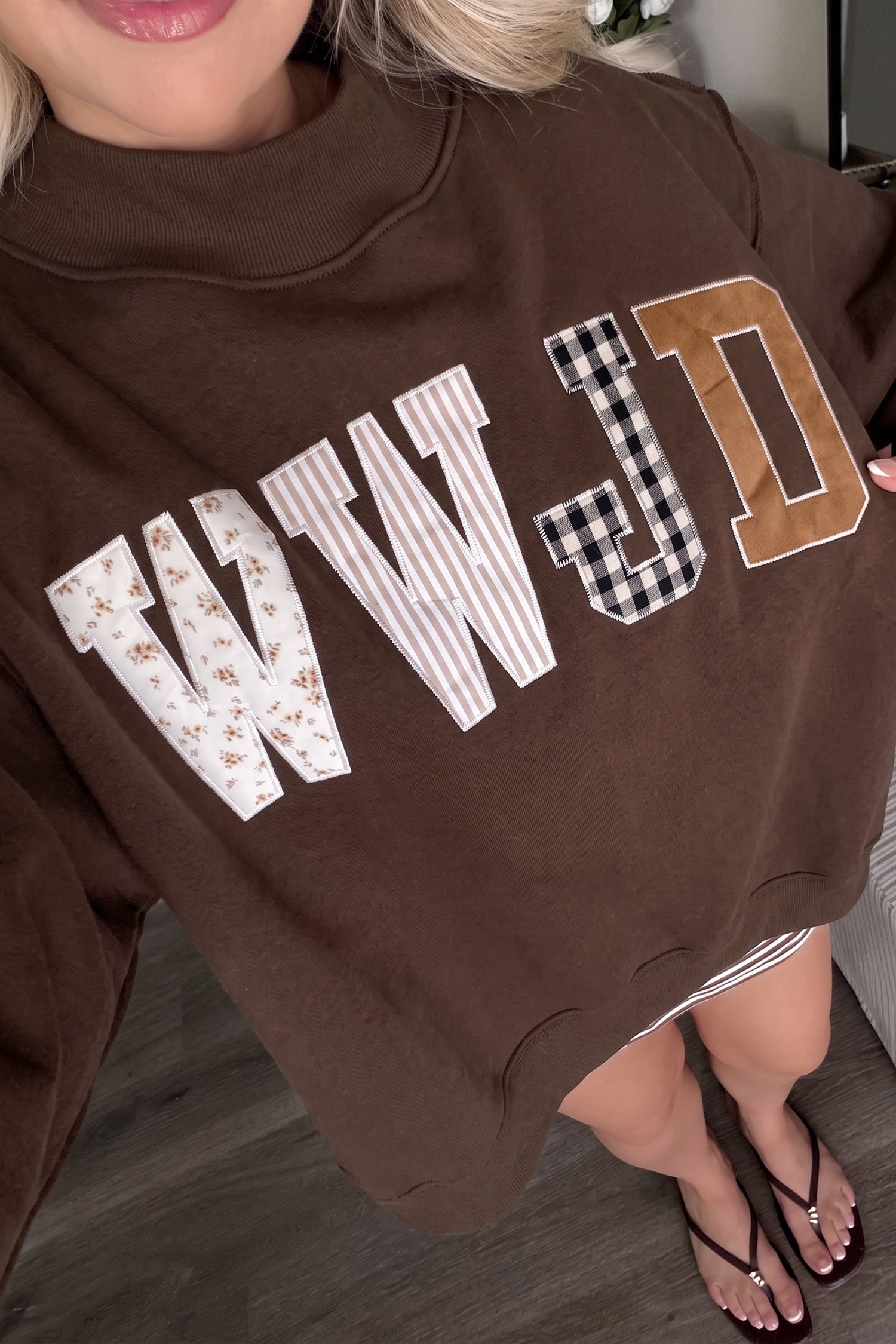 Grauer WWJD Mixed-Pattern-Patch Graphic Mock-Neck-Sweatshirt