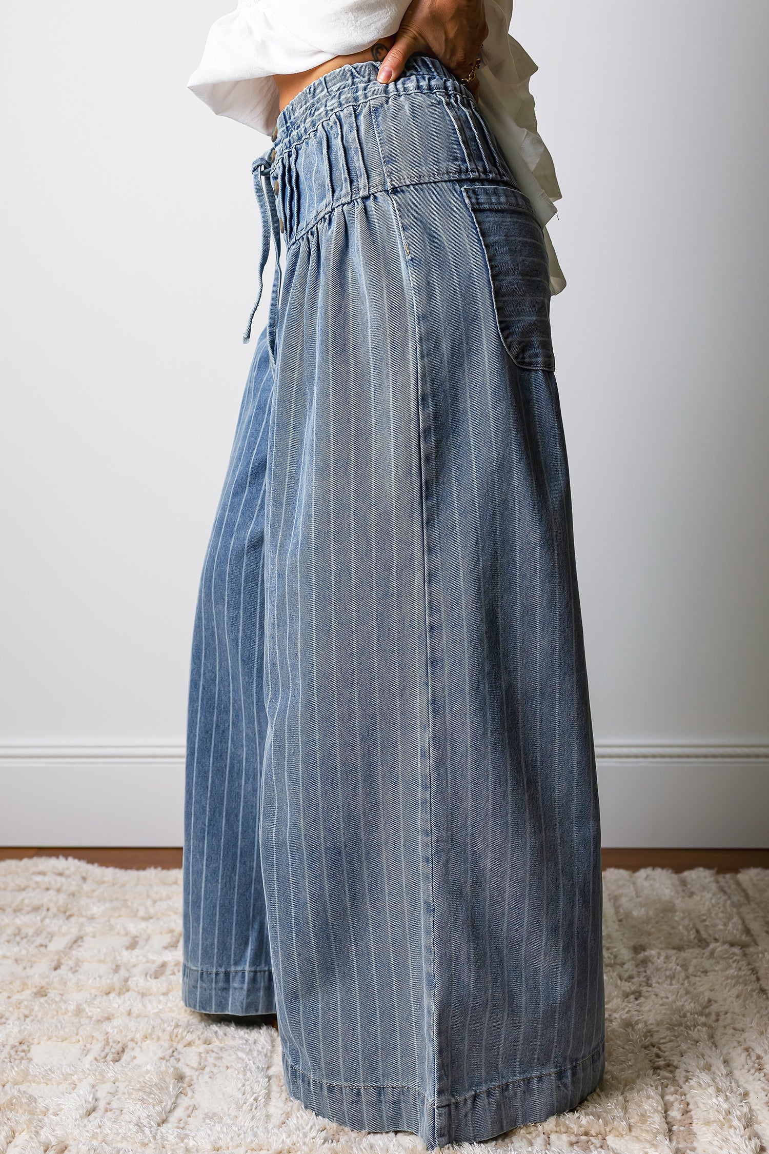 Jeans casual a gamba larga a righe azzurro cielo con bottoni, collaccio a corda piegata