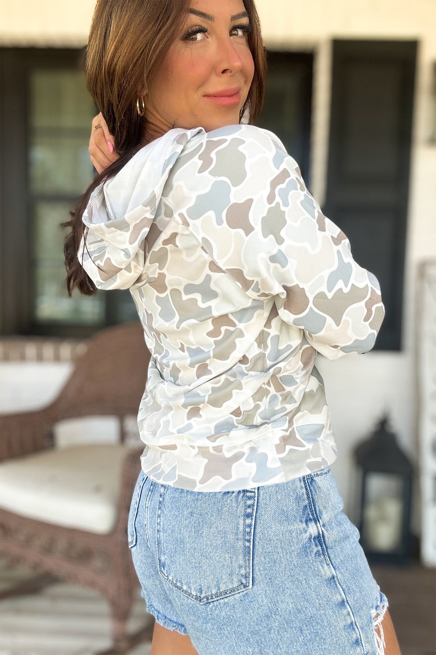 Beige Camouflage Print Relaxed Drawstring Hoodie - Damesmode Afbeelding 2