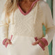 Sweat à capuche en maille au crochet en tissu visible à bordure blanche contrastante