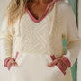 Felpa a maglia a maglia bianca con rifiniture contrastanti e cucitura esposta