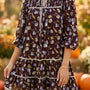 Robe à décolleté en V à motif floral marron à siffles