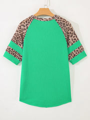 Grünes Patchwork-T-T-Shirt mit Kordel-Rippen-Leopardenfarbe - Miniatuur