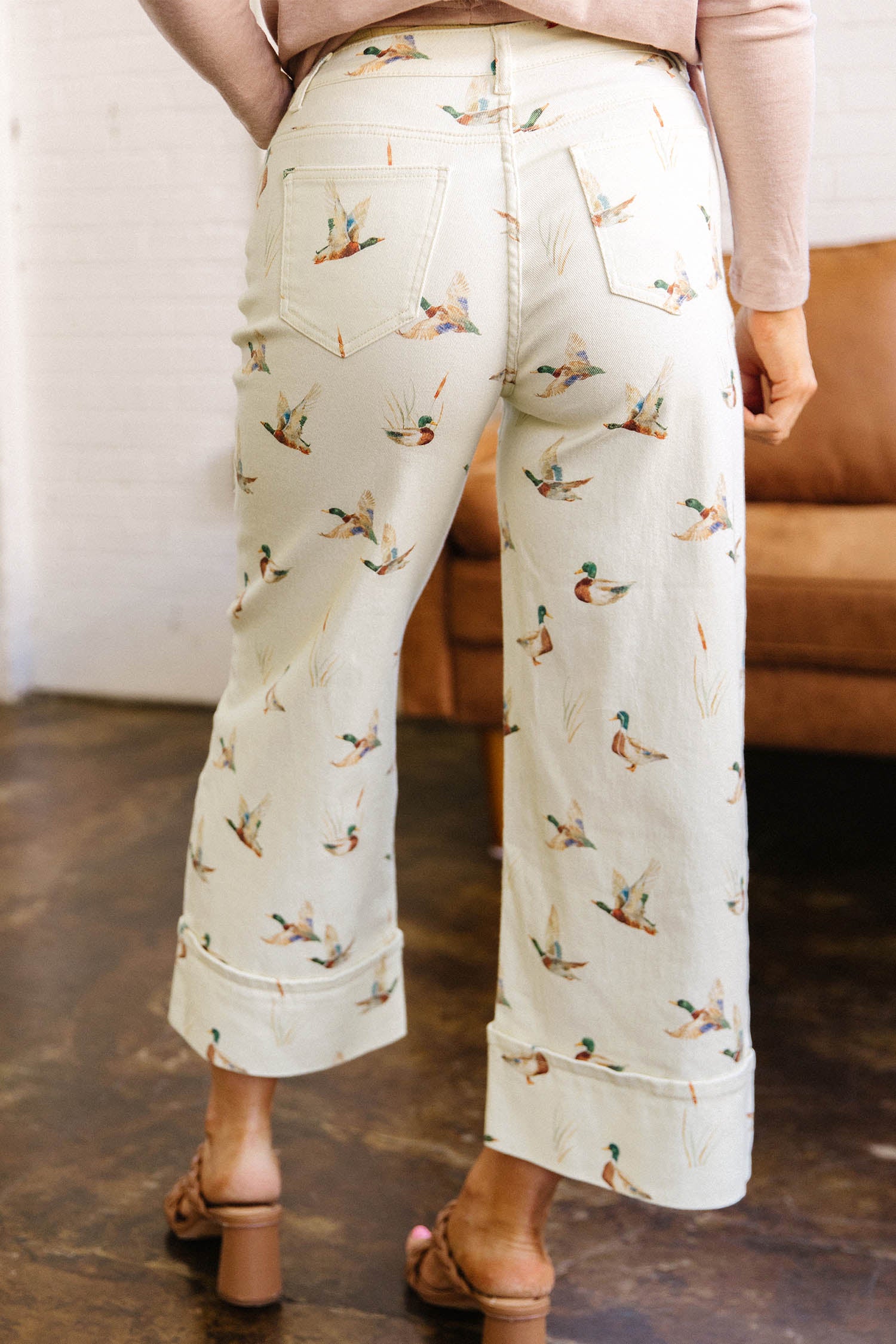 Beige Stylish Mallard Printed Cuffed Hem Shift Jeans - Damesmode Afbeelding 2