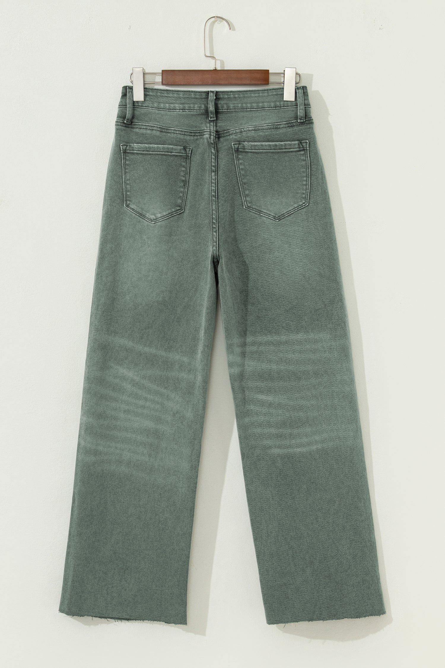 Vierblattklee, leicht verletzt, roher Rand, breite Jeans mit breiten Beinen