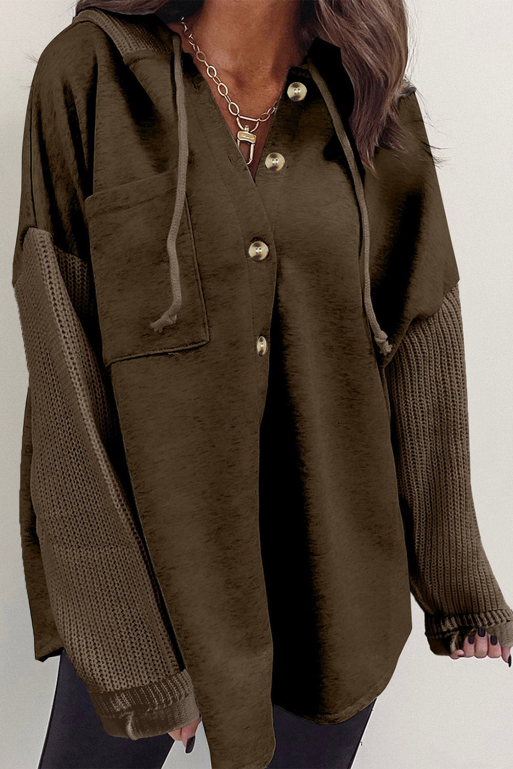 Chemise marron foncé boutonnée, manches contrastantes en maille, veste à capuche