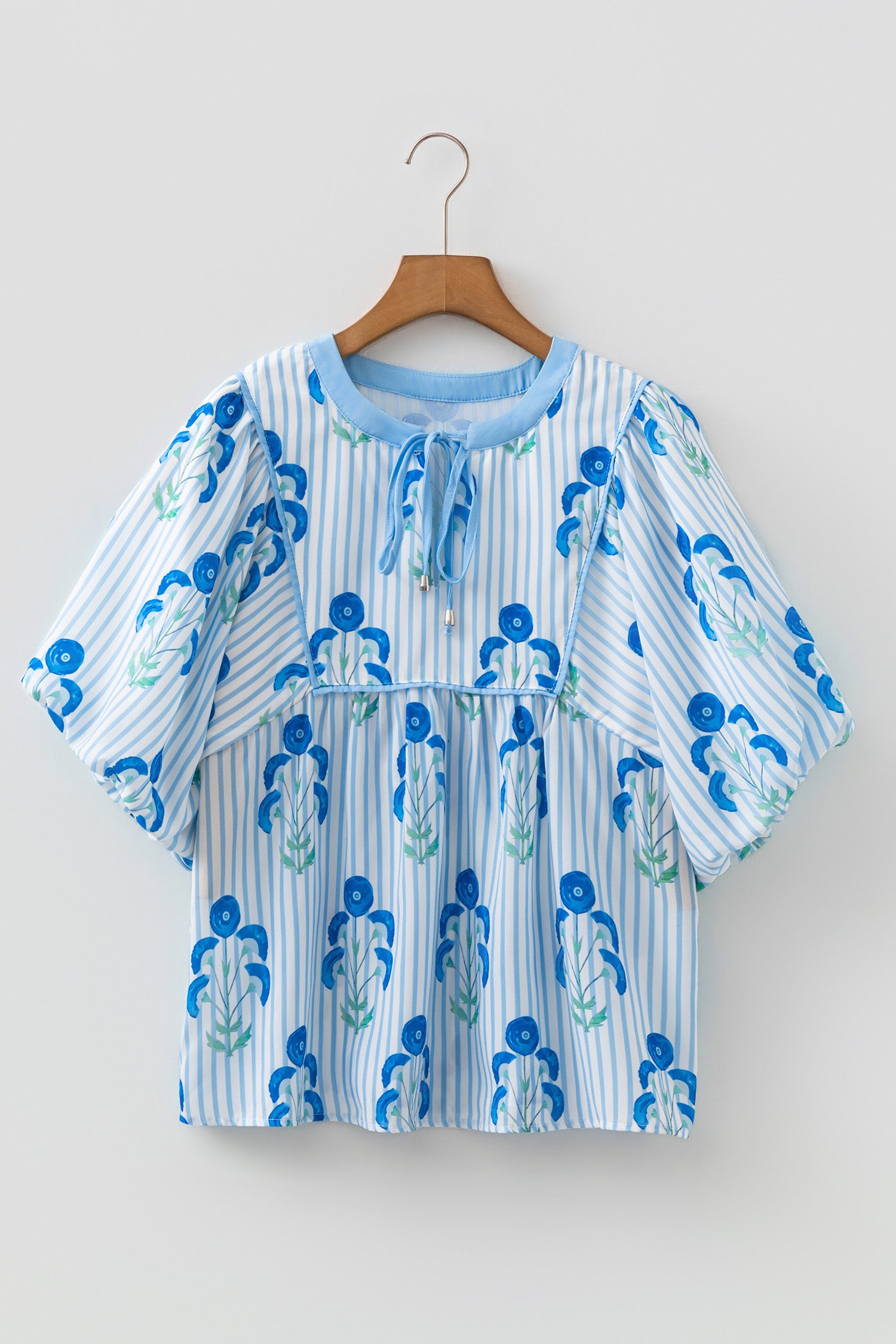 Chemisier à manches bouffantes à motif floral bleu ciel
