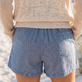 Lyserøde stribede elastik i talje afslappede denimshorts - Foto 5