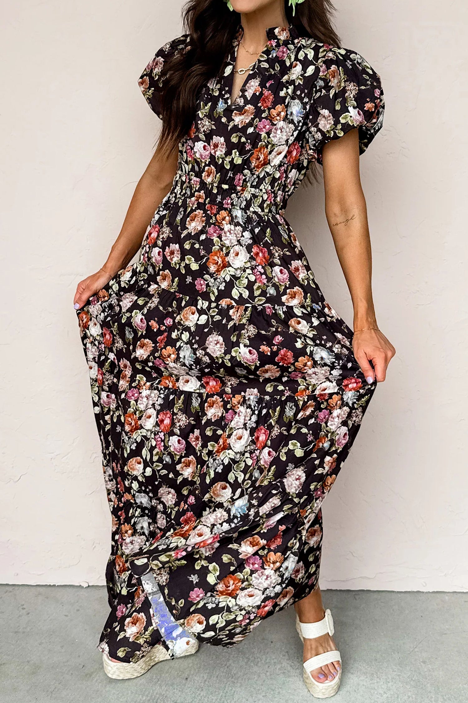 Schwarzes Floralmuster V-Hals-Falten-Stufen-Maxi-Kleid – Damesmode Afbeelding 3
