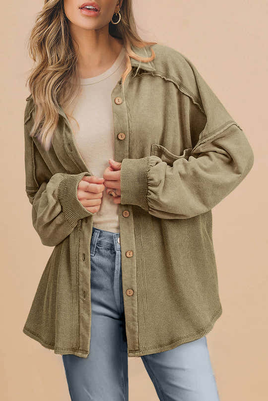 Shacket de punto verde musgo con botones sobredimensionados