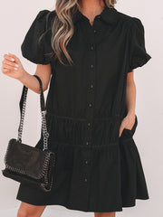 Robe de style chemise noire boutonnée, manches bouffantes, ourlet à volants - Image de mode féminine 7 - Miniatuur