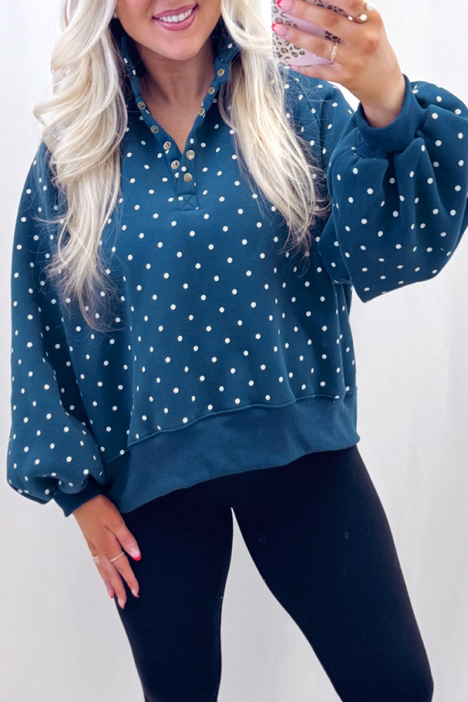 Brauner Polka-Punkte-Muster mit Metallknopfkragen – legerer Pullover