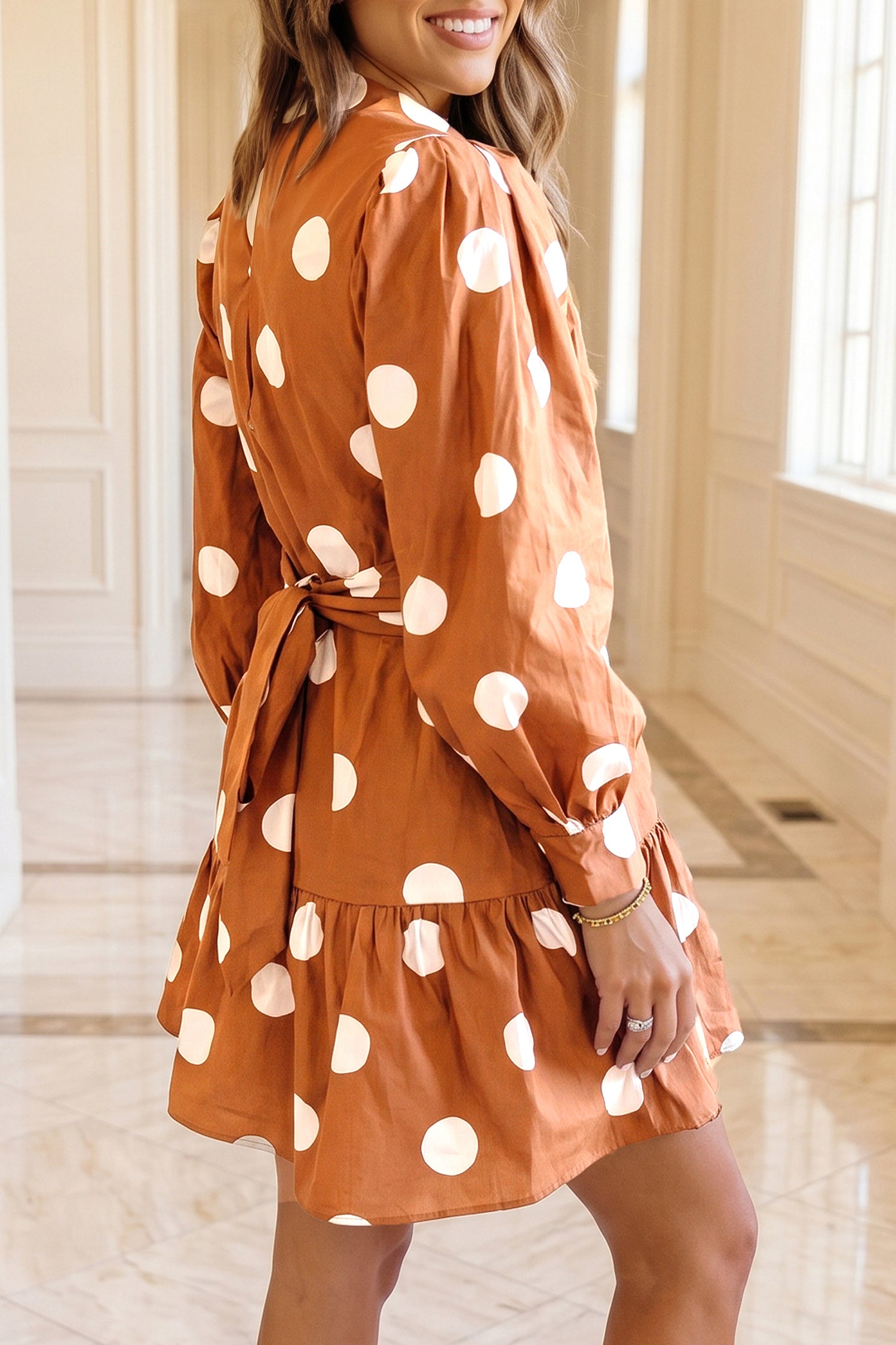 Braunes Polka-Dot-Langarm-Krawatten-Taille-Leger-Minikleid