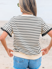 Black Stripe Scallop Lace Trim Ruffle Short Sleeves Crewneck Top - Damesmode Afbeelding 3 - Miniatuur