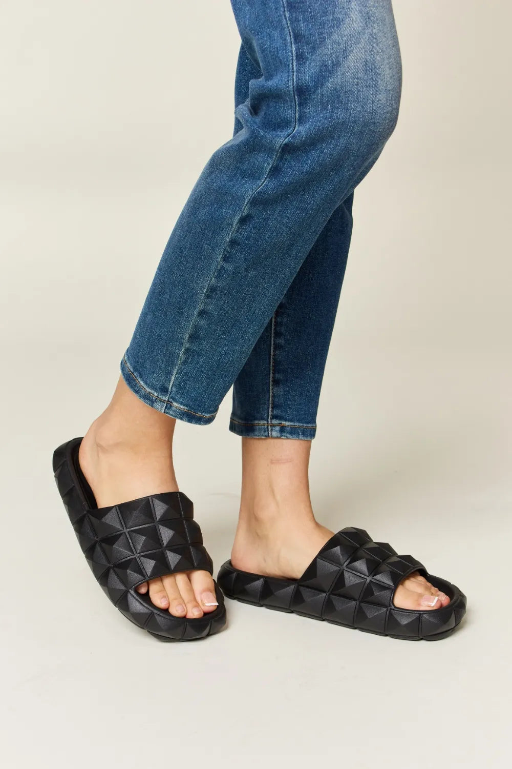 WILD DIVA Pyramid Stud Toe Band Footbed Sandals - Luxe Damesmode & Kleding Collectie | Redblad Nederland