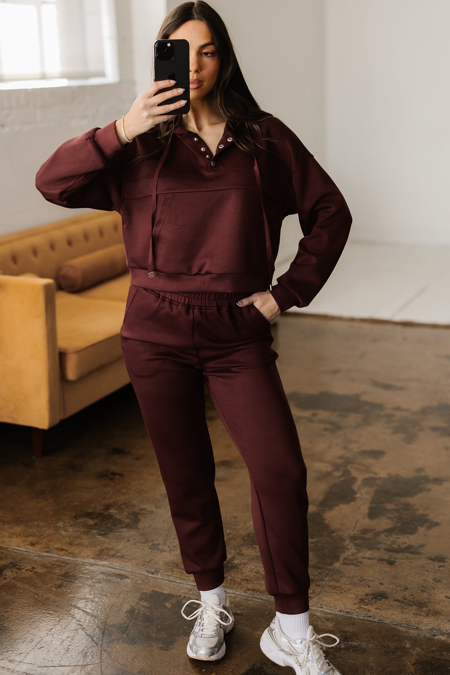 Chicory Coffee Button Kordelzug, geschnittener Hoodie Jogger 2 Stück Set