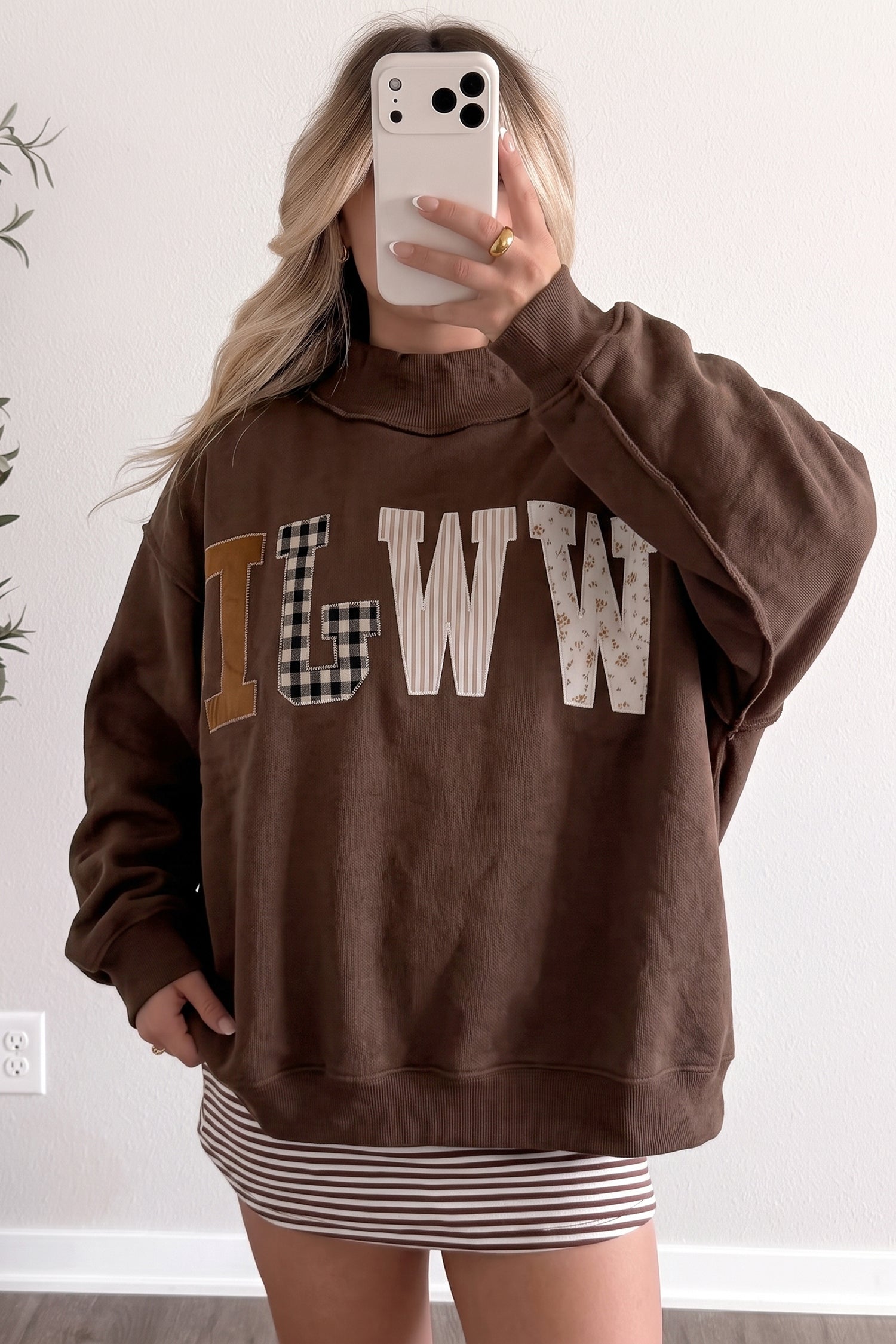Grauer WWJD Mixed-Pattern-Patch Graphic Mock-Neck-Sweatshirt