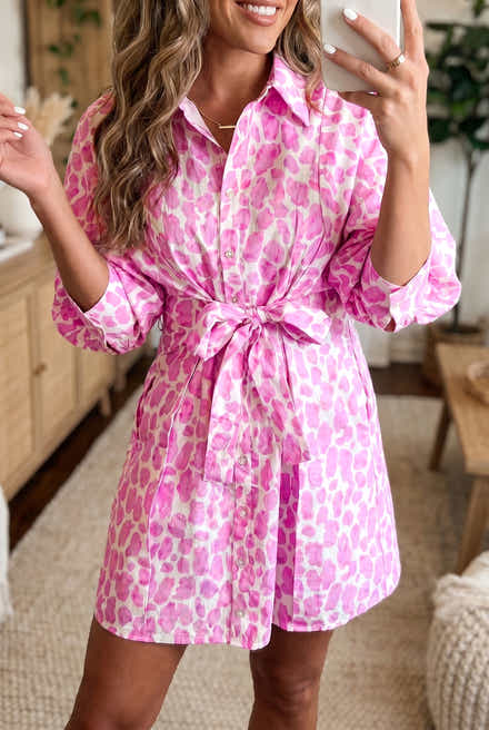 Robe Mini-chemise à manches bouffantes à motif léopard abstrait rose à cravate et manches bouffantes