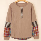 Strohgelber Waffelstreifen-Karo-Patchwork-Henley-Strickoberteil - Thumbnail