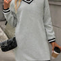 Hellgraues gestreiftes V-Hals-Langarm-Preppy-T-Shirt-Kleid mit V-Ausschnitt