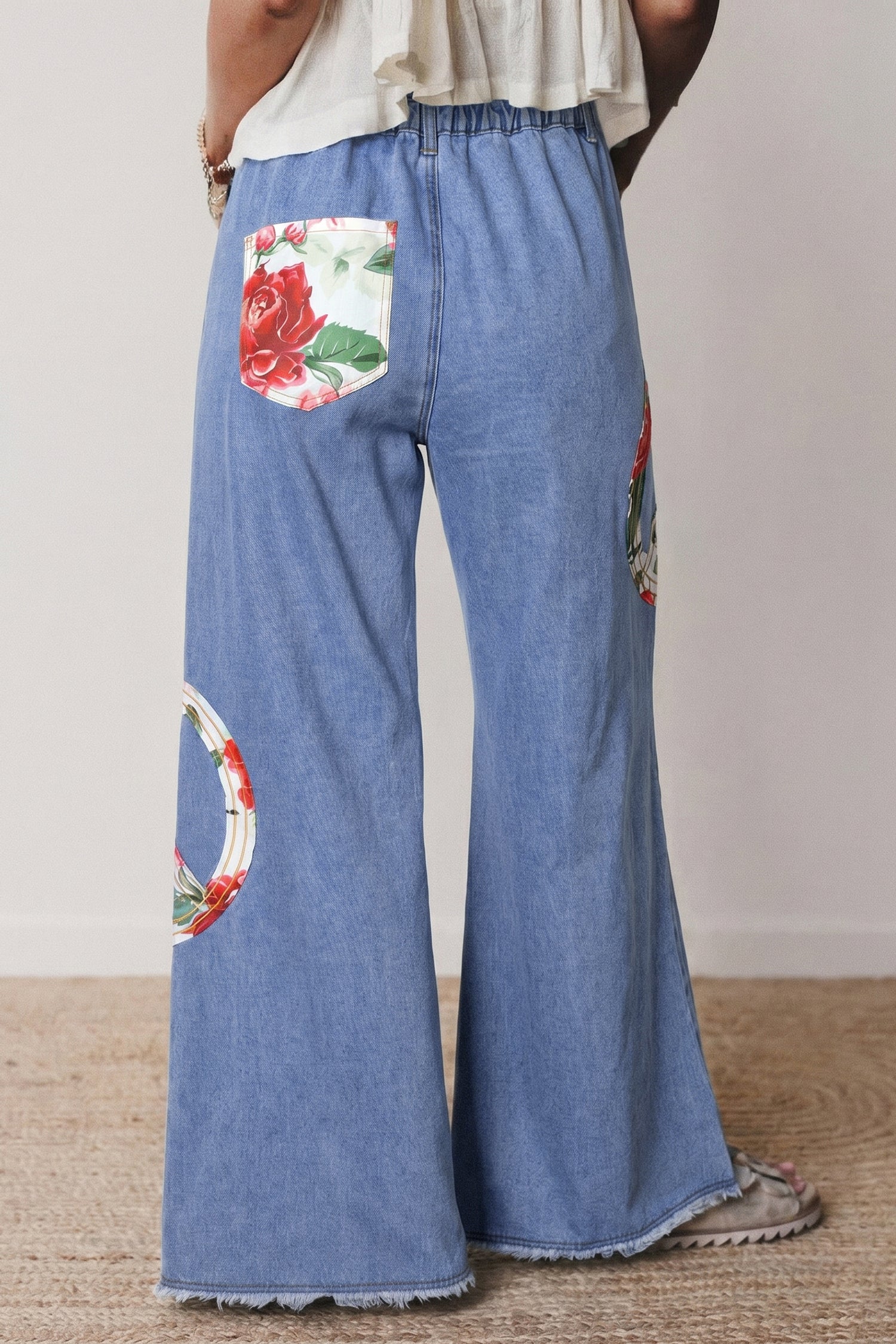 Jeans com Emblema da Paz Floral de Myosotis com Patch Bordado de Perna Larga
