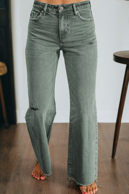 Vierblattklee, leicht verletzt, roher Rand, breite Jeans mit breiten Beinen - Detail