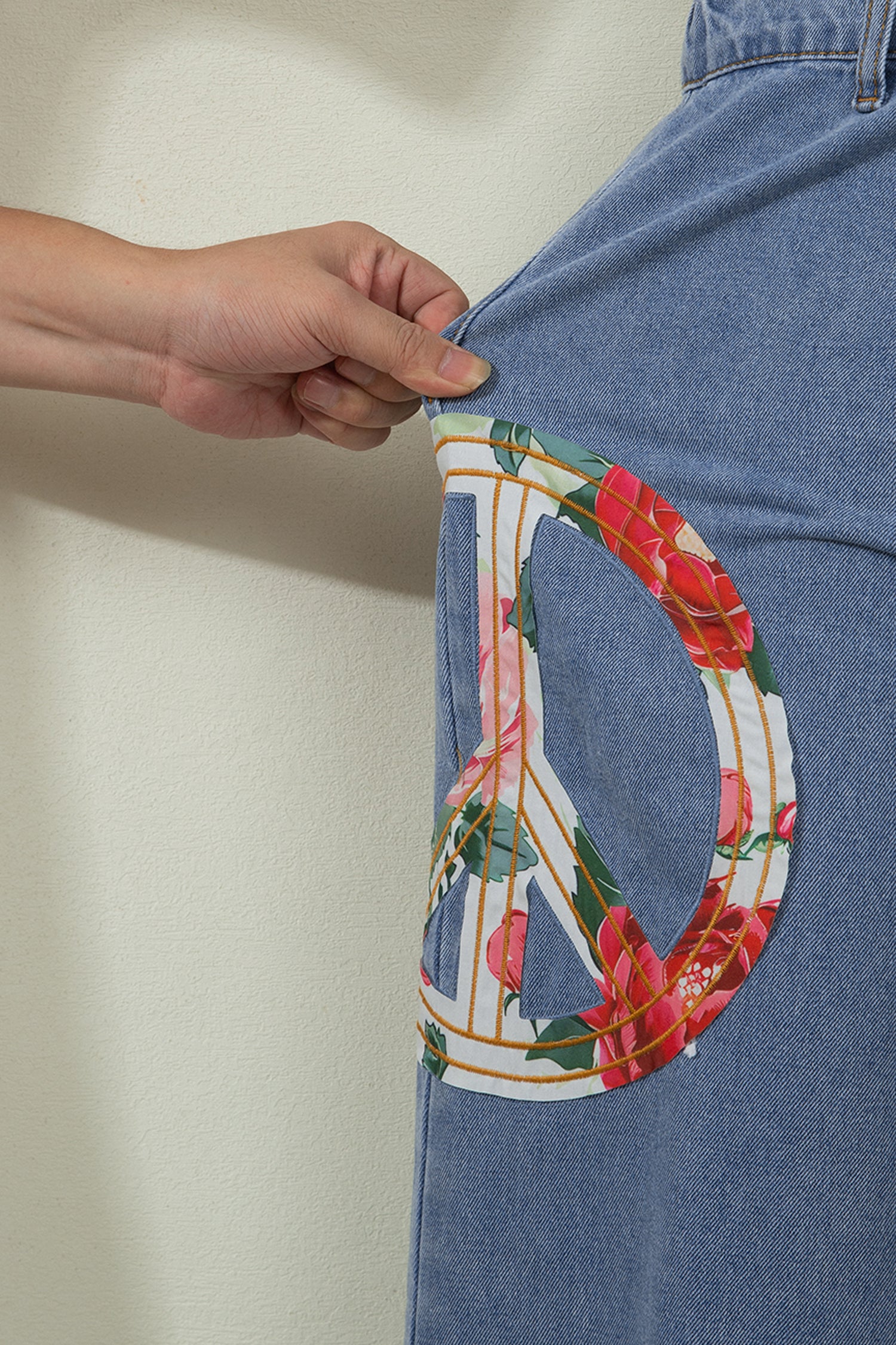 Jeans com Emblema da Paz Floral de Myosotis com Patch Bordado de Perna Larga