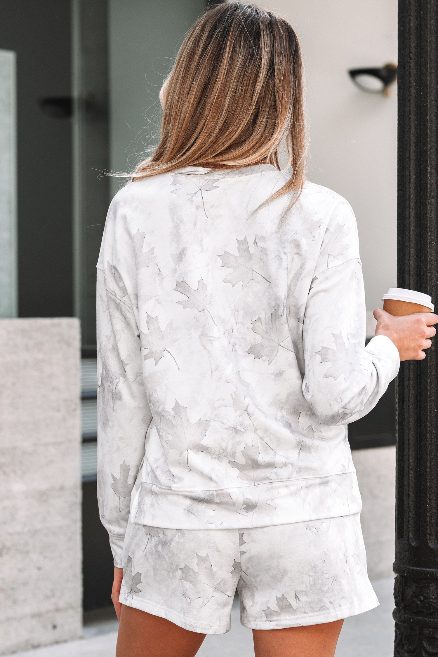 Beige Maple Camo Print Pullover Top and Elastic Waist Casual Short Set - Damesmode Afbeelding 2