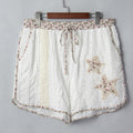 Wäiss Texturéiert Spëtzdetail Blummen-Stärpatch Zuchschnouer Casual Shorts - Foto 4