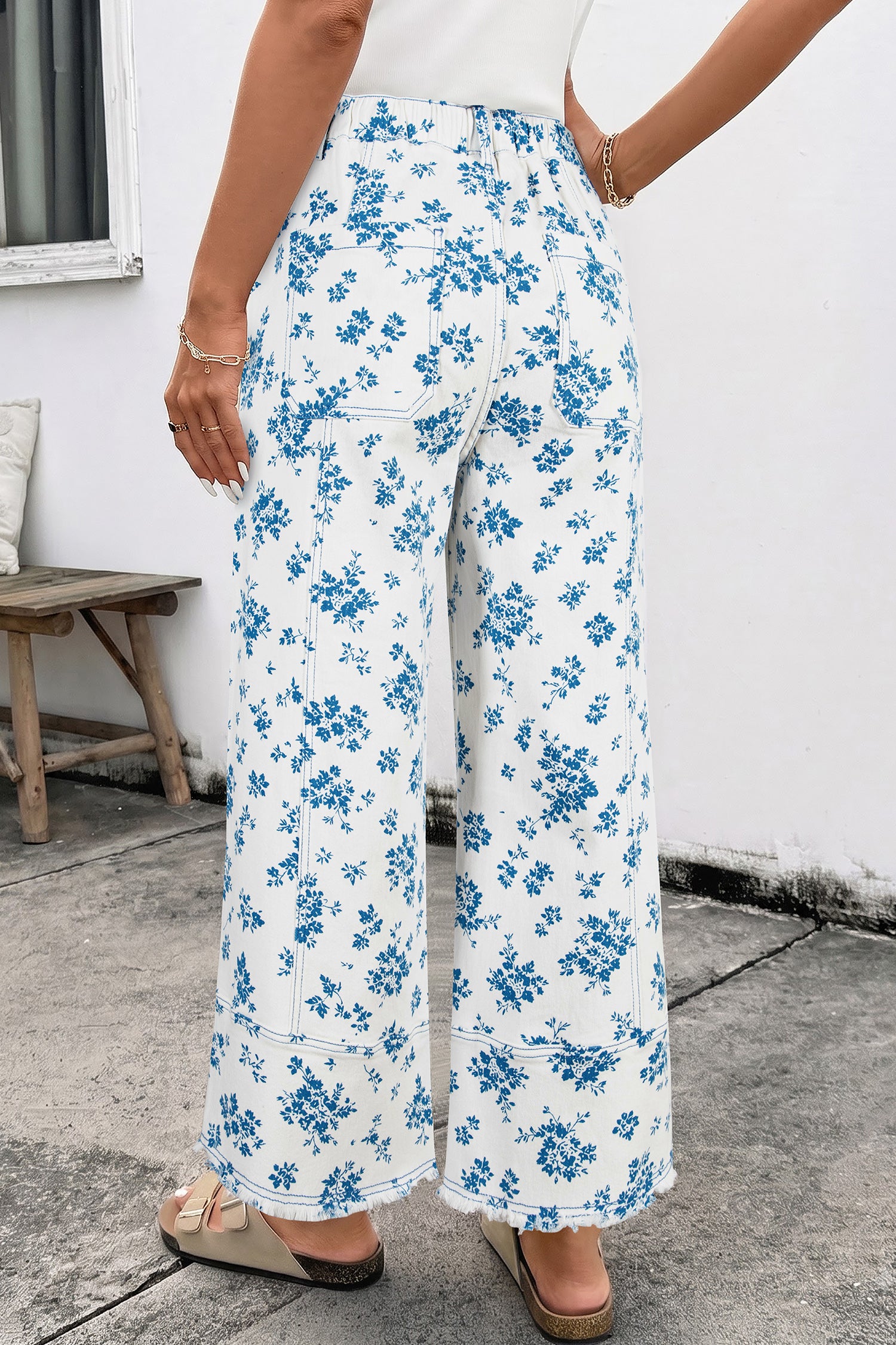Jeans de cintura direita com estampado floral azul celeste