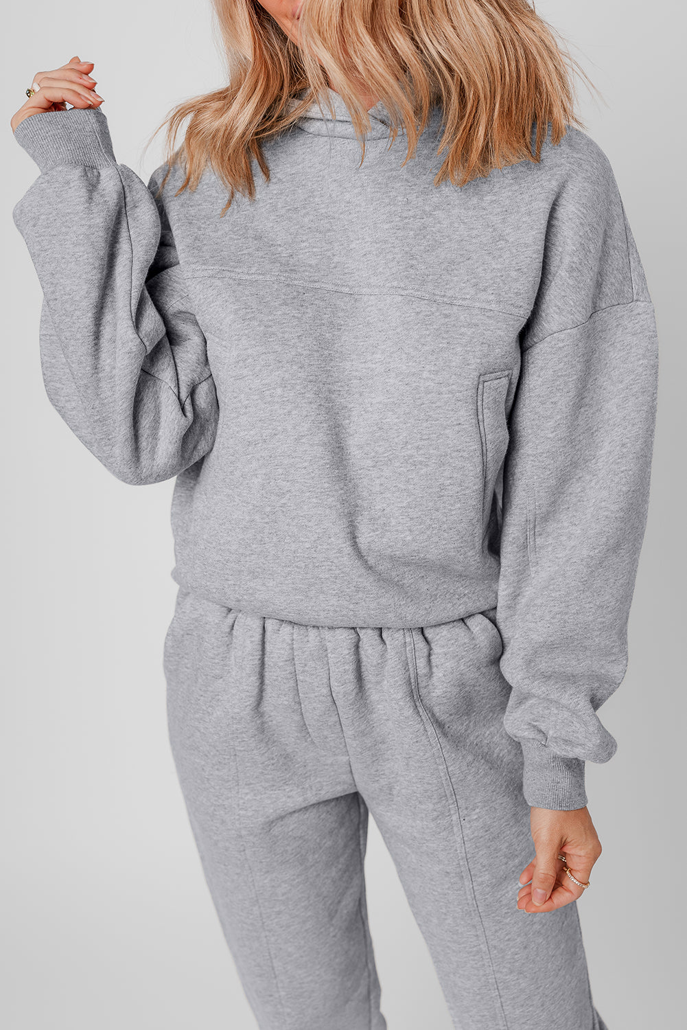 Set di felpe e pantaloni sportivi grigi con cuciture uniche e scoperti